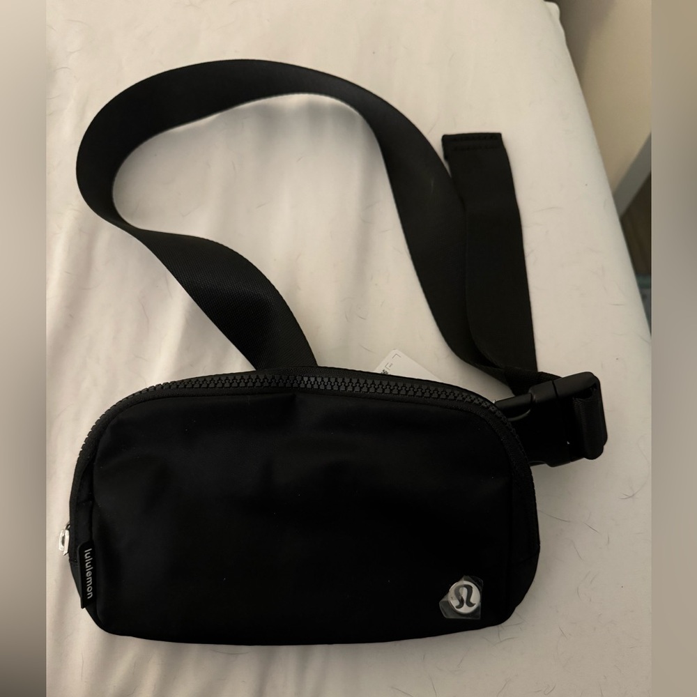 NWT lululemon belt beg 1L